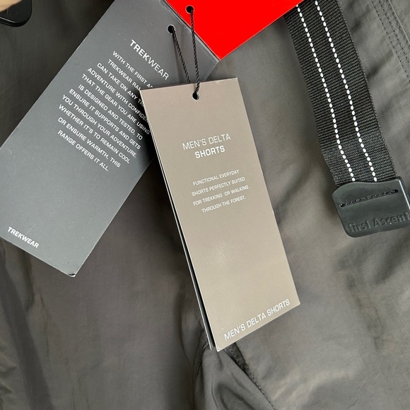 First Ascent trekwear men's size L Delta shorts cargo charcoal belted hiking NWT - Picture 10 of 12